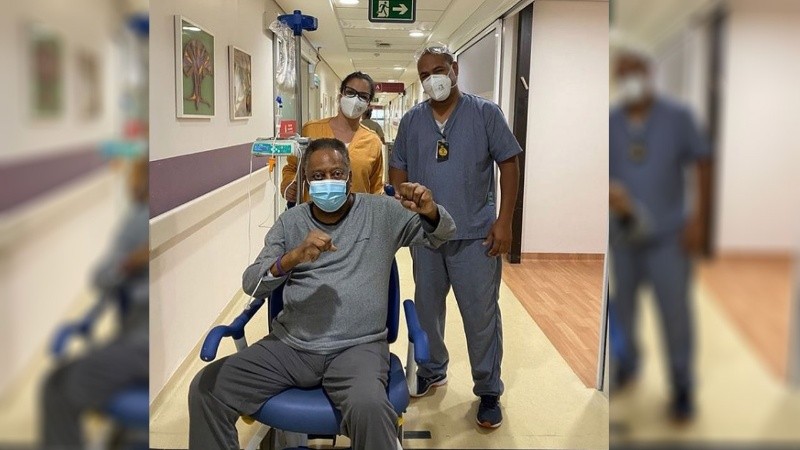 El astro brasileño sigue internado, pero recuperando su buen estado de salud.