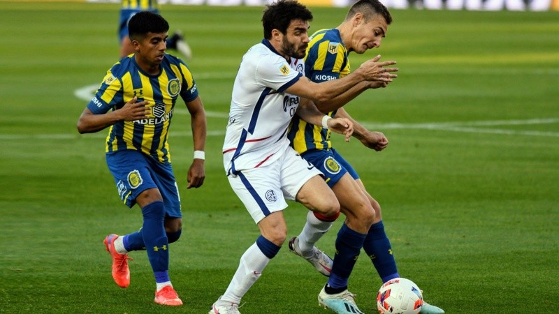 Marco Ruben se debate contra Cerutti ante la atenta mirada de Ferreyra. 