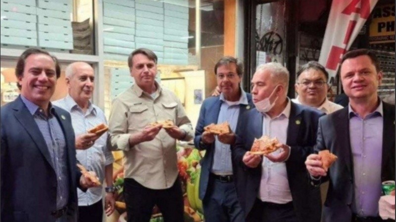 Jair Bolsonaro y su comitiva en Nueva York, donde no se le permitió entrar a una pizzería por no tener certificado de vacunación anti covid.