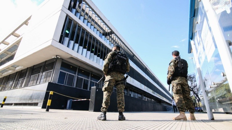 Un amplio despliegue de fuerzas de seguridad en inmediaciones al Centro de Justicia Penal por el juicio.