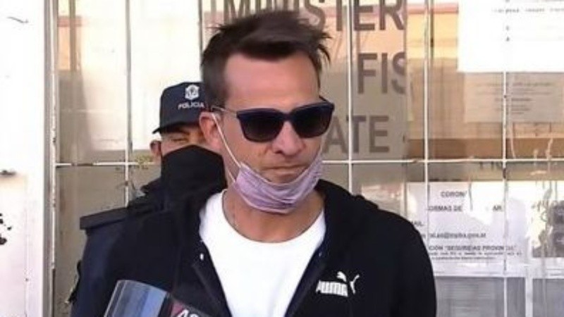 El cantante llegó pasadas las 9 de la mañana a la fiscalía de Campana, acompañado por su madre y su manager.