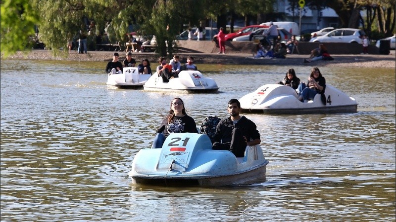 Gran presencia de gente en los espacios verdes.