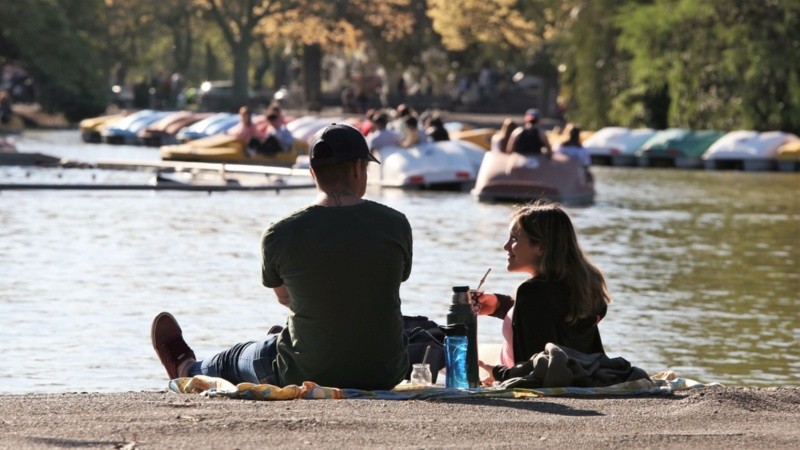 Gran presencia de gente en los espacios verdes.
