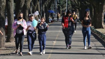 Gran presencia de gente en los espacios verdes.