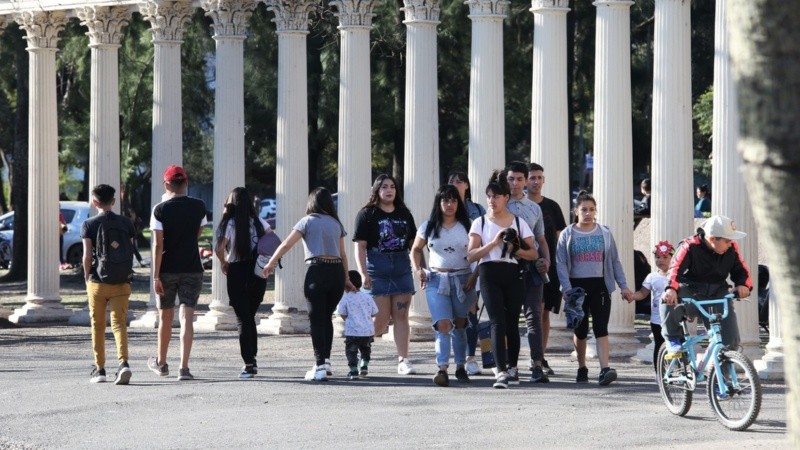 Gran presencia de gente en los espacios verdes.