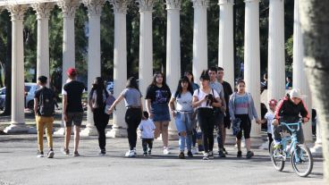 Gran presencia de gente en los espacios verdes.