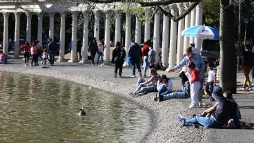 Gran presencia de gente en los espacios verdes.