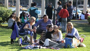 Gran presencia de gente en los espacios verdes.