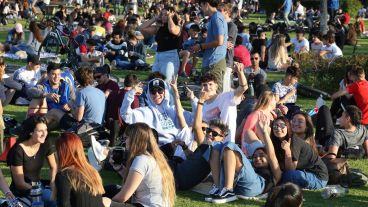 Gran presencia de gente en los espacios verdes.