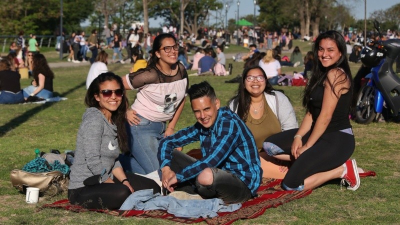 Gran presencia de gente en los espacios verdes.