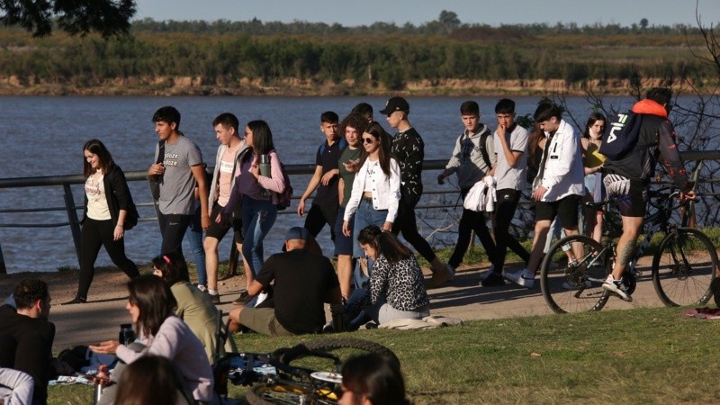 Gran presencia de gente en los espacios verdes.