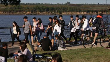 Gran presencia de gente en los espacios verdes.