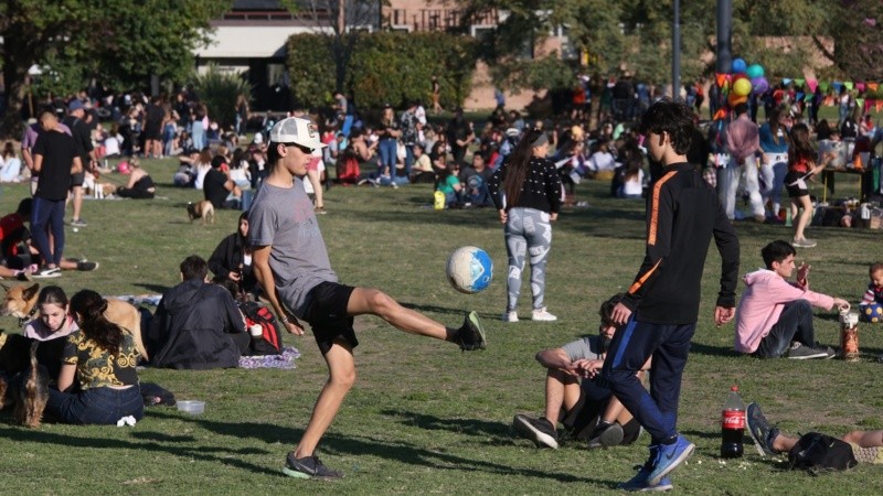 Gran presencia de gente en los espacios verdes.