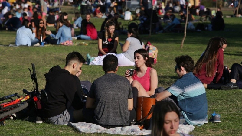 Gran presencia de gente en los espacios verdes.