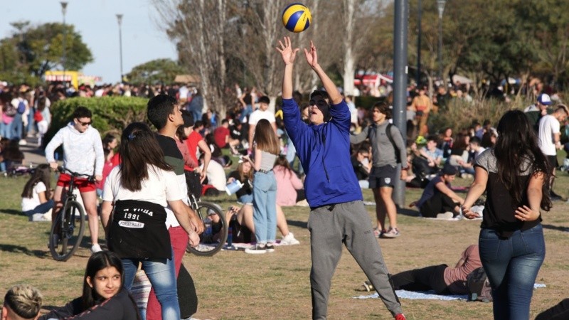 Gran presencia de gente en los espacios verdes.