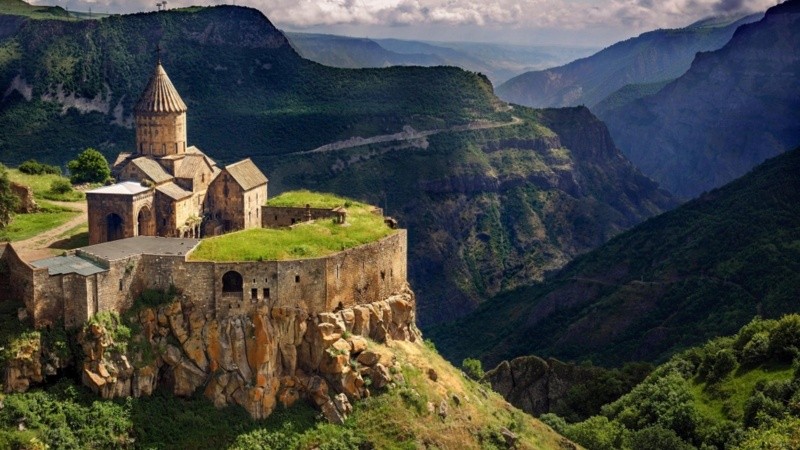 El monasterio de Tatev, ubicado en la provincia de Syunik, data del siglo IX y es uno de los puntos turísticos más importantes