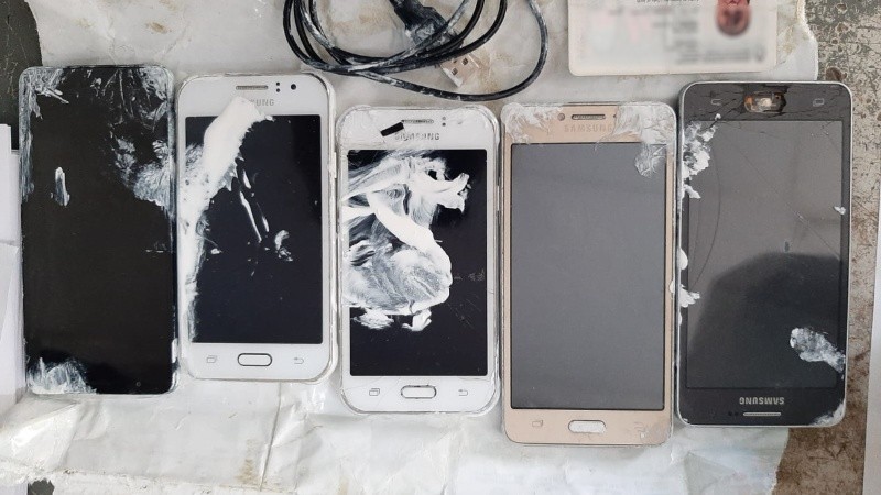 Un familiar intentó hacerlos pasar en un doble fondo de un balde de pintura blanca.