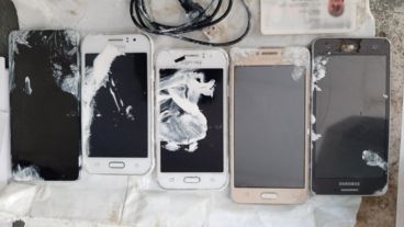 Un familiar intentó hacerlos pasar en un doble fondo de un balde de pintura blanca.