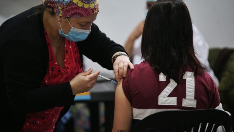 Los adolescentes se vacunan en la ciudad contra el coronavirus.