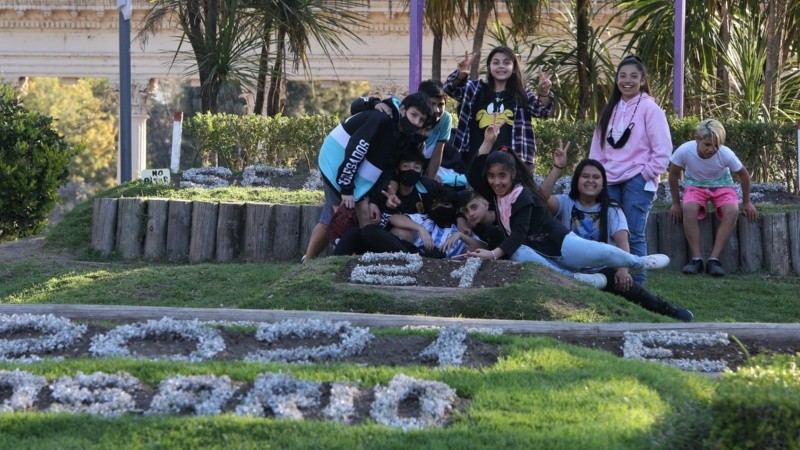 Gran presencia de gente en los espacios verdes.