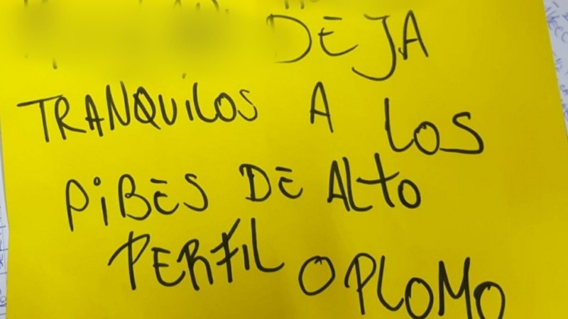 El cartel con las amenazas recibido en las últimas horas.