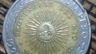 La moneda fallida que encontró Gabriela.