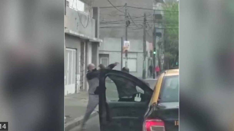 La feroz pelea de taxistas en plena calle. 