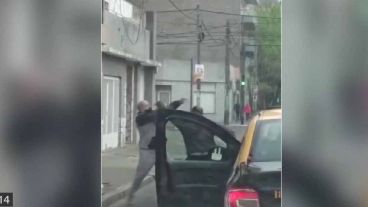 La feroz pelea de taxistas en plena calle.