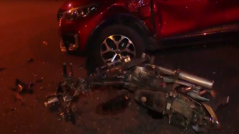 La moto destrozada en la esquina de zona sur.