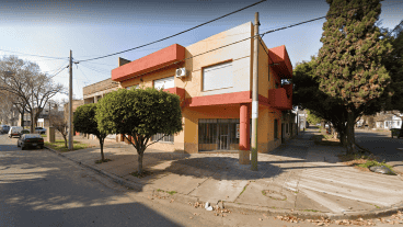 Los agentes determinaron que los delincuentes habrían forzado una persiana plástica para ingresar.