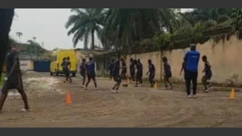 En el video se puede ver al equipo entrenándose al costado de una ruta, la cual tiene una superficie de barro.