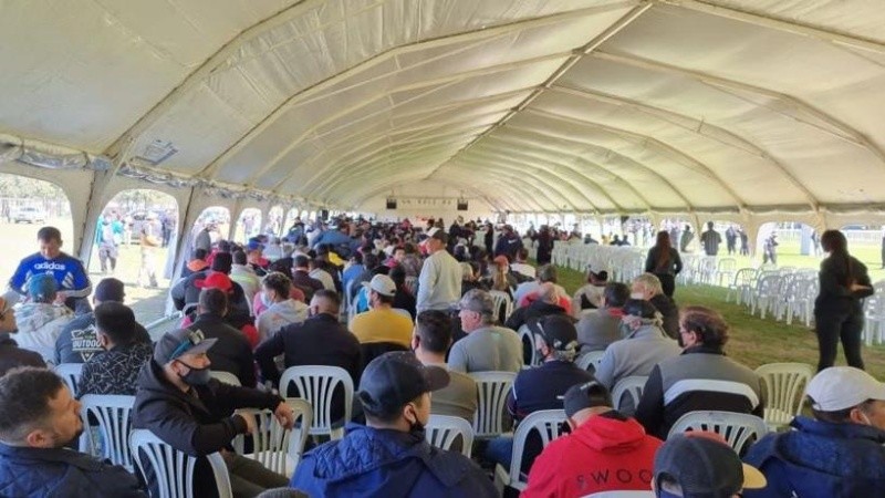 A la derecha la filas vacías que estaban reservadas para la gente de Juárez