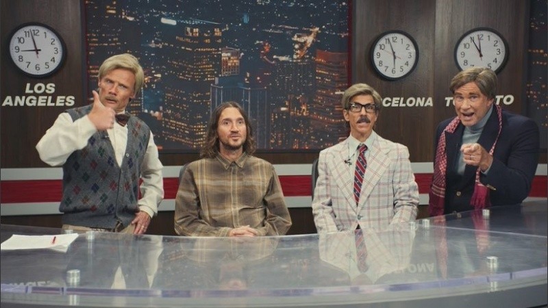 Los miembros de la banda hicieron un sketch parodiando un programa de noticias.