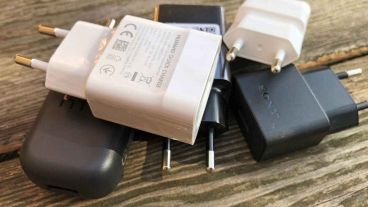 La Comisión Europea busca ponerle un freno a los cargadores que se "acumulan en los cajones".