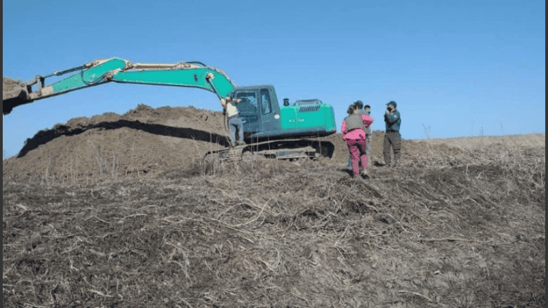 Una retroexcavadora hallada en las islas el año pasado.