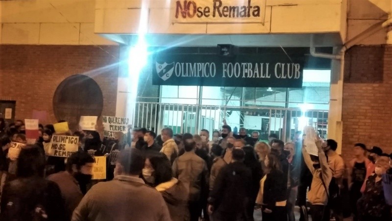 Decenas de personas se congregaron en Mitre al 1100 para intentar rescatar al club.