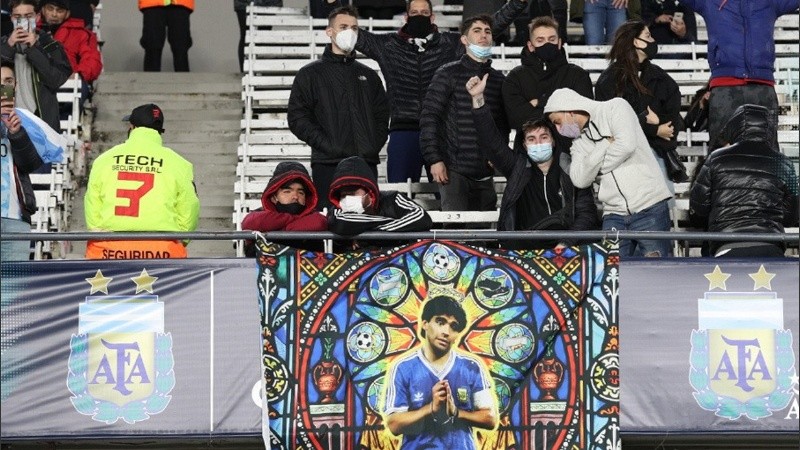 Los hinchas vuelven de a poco a las canchas del fútbol argentino