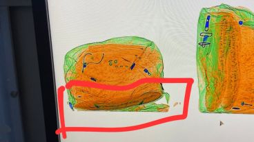 La mochila con doble fondo fue escaneada.