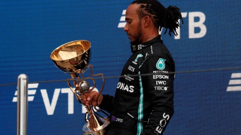 El piloto británico Lewis Hamilton celebra su victoria número cien en el GP de Rusia.