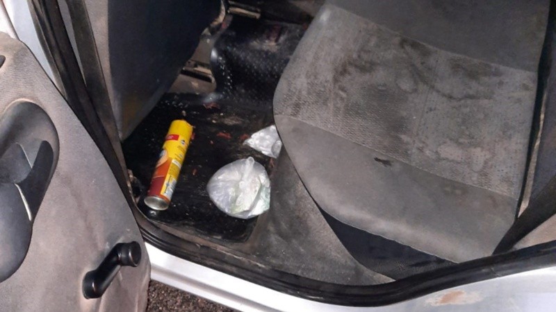 La bolsa hallada en la parte trasera del auto.