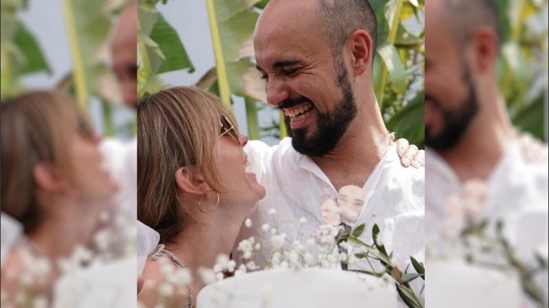 El amoroso abrazo de Abel Pintos y Mora Calabrese.