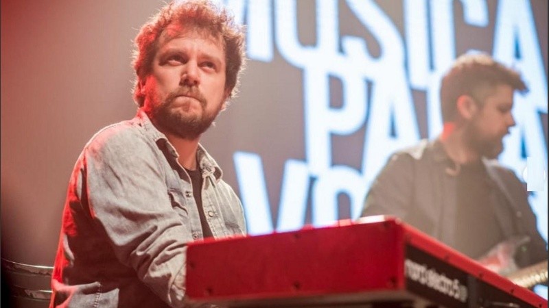 Música para Volar está formada por José Matteucci, en voz y batería; Alexis Thompson, en guitarras,;Julieta Sciasci, en bajo; y Bruno Moreno, en piano y arreglos. 