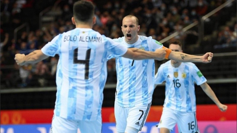  Los campeones del mundo siguen en carrera y jugarán ante Brasil.