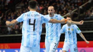 Los campeones del mundo siguen en carrera y jugarán ante Brasil.