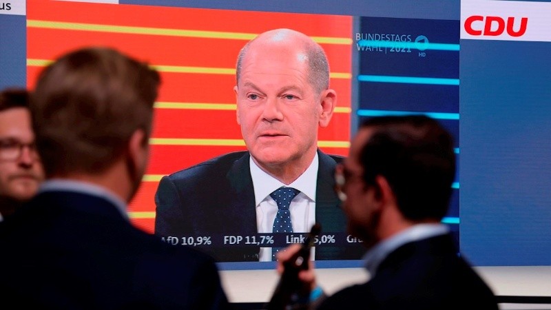 En pantalla Olaf Scholz, candidato del espacio ganador.