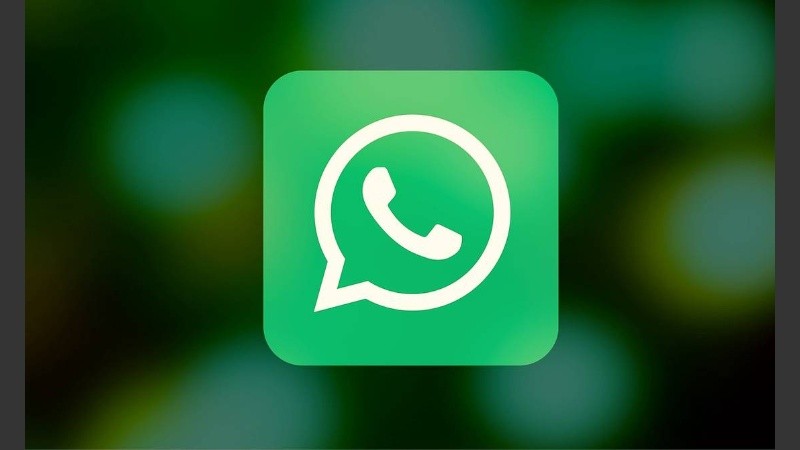 Esta nueva estafa suplanta la identidad de la aplicación de mensajería, en donde no solo simula ser una copia de seguridad de las conversaciones del usuario en WhatsApp y el historial de llamadas del usuario, a quien instan a pulsar sobre un enlace para descargarlo.