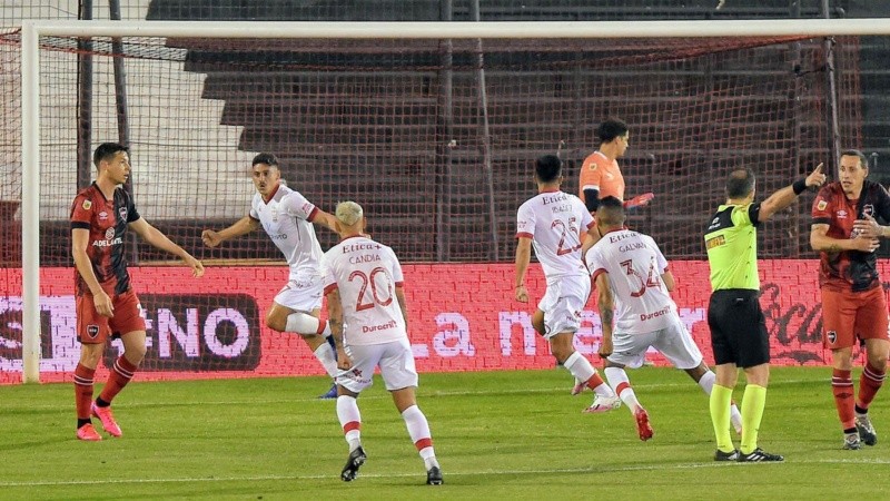 Huracán festeja la apertura del marcador, mientras Lema le pide falta al árbitro.