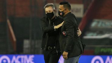 El entrenador leproso saludó con afecto a Kudelka, ex DT rojinegro.