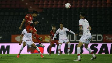 Marcos Díaz le sacó un cabezazo de gol a Maxi Comba.