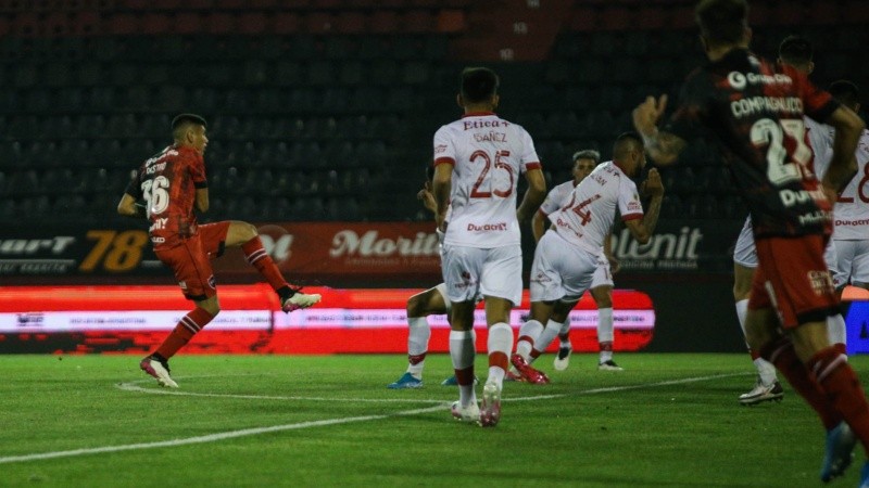 Castro tuvo buenos remates de afuera del área pero la pelota no entró. 
